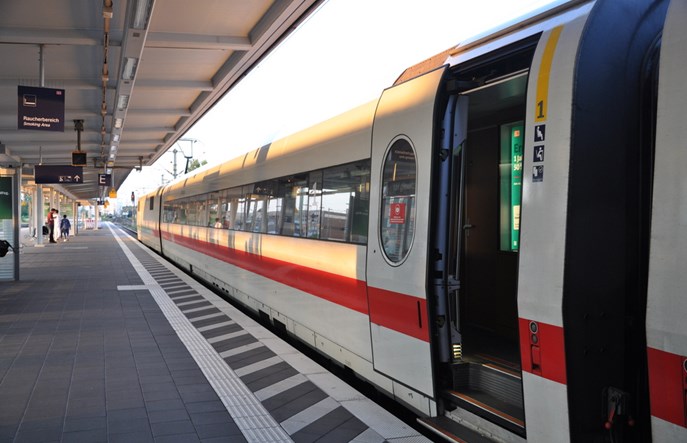 Niemcy masowo wracają na kolej. W ICE coraz częściej brakuje miejscówek