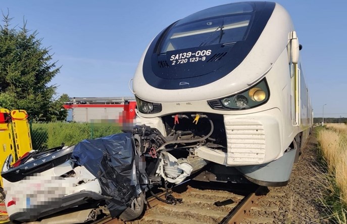 Kolejny wypadek na przejeździe. Trzy osoby nie żyją