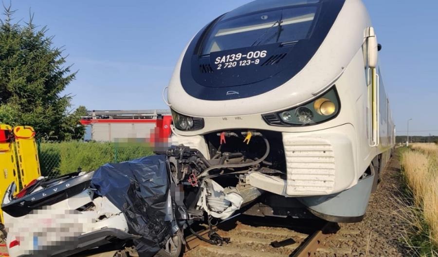 Kolejny wypadek na przejeździe. Trzy osoby nie żyją Kolejny wypadek na przejeździe. Trzy osoby nie żyją