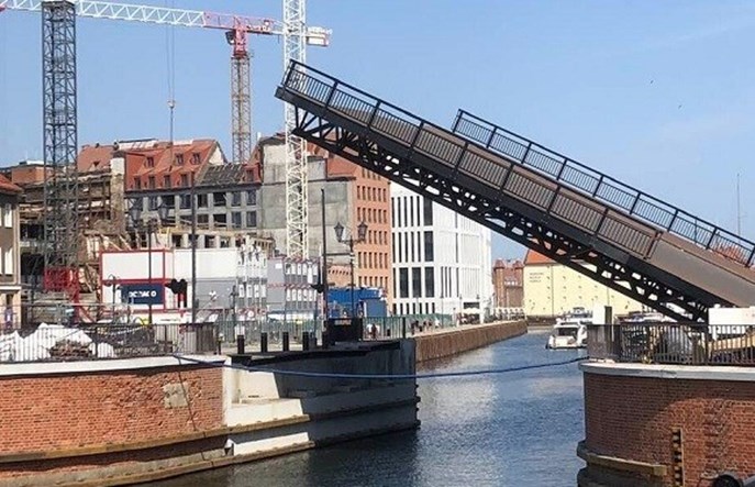 Gdańsk. Most Stągiewny podniesiony po raz pierwszy.