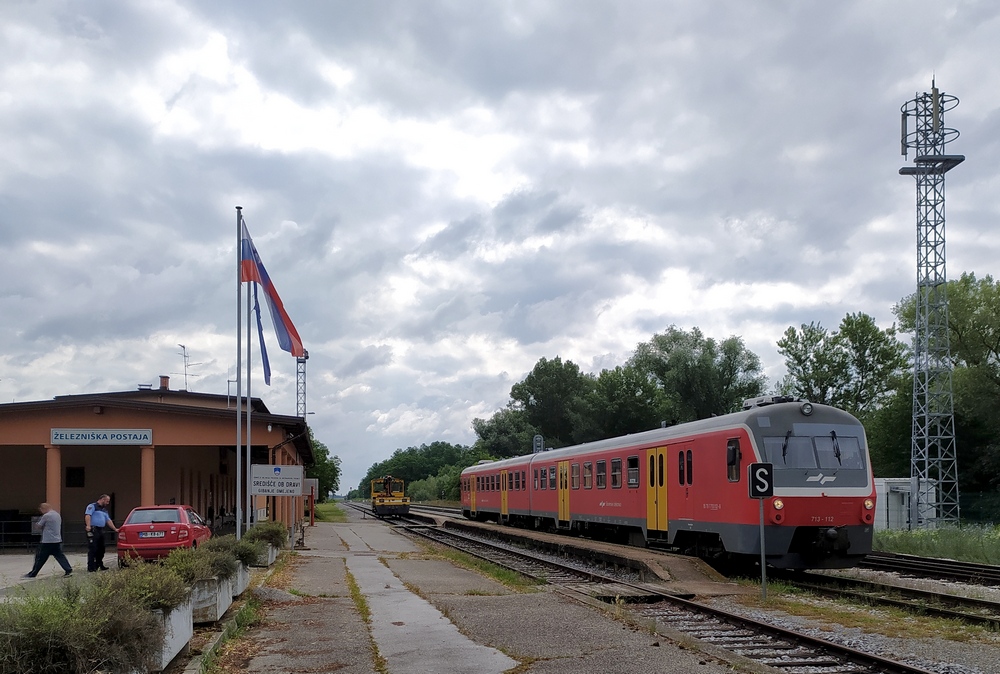 Sredisce ob Dravi i pociąg osobowy do Ormoz rusza tuż po szybkiej kontroli granicznej - po lewej widoczni pogranicznicy 