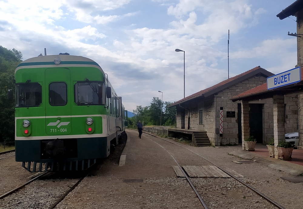 Pociąg osobowy z Divacy do Puli podczas kontroli granicznej na stacji Buzet