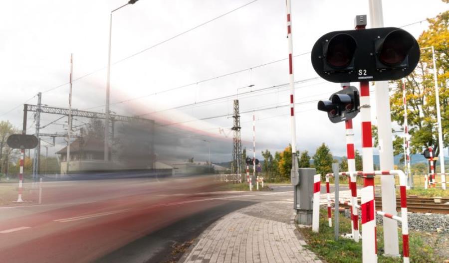 Na przejazdach kolejowo-drogowych życie musi mieć pierwszeństwo Na przejazdach kolejowo-drogowych życie musi mieć pierwszeństwo