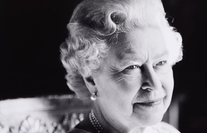 Elżbieta II ruszy w ostatnią drogę samolotem, a nie pociągiem