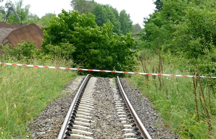 Linia 207. Jest umowa na naprawę nasypu i podmytego torowiska