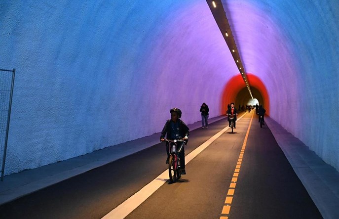 Norwegia. Otwarto półkilometrowy barwny tunel rowerowy