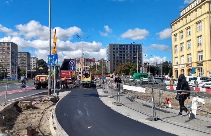 Wrocław. Budowa drogi rowerowej na pl. Jana Pawła II na finiszu
