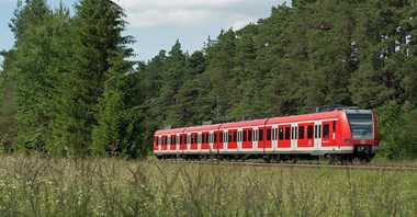 Niemcy zamieniają. Koniec obowiązku maseczek w samolotach, początek w pociągach