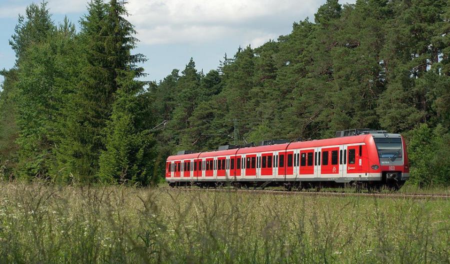 Niemcy zamieniają. Koniec obowiązku maseczek w samolotach, początek w pociągach Niemcy zamieniają. Koniec obowiązku maseczek w samolotach, początek w pociągach