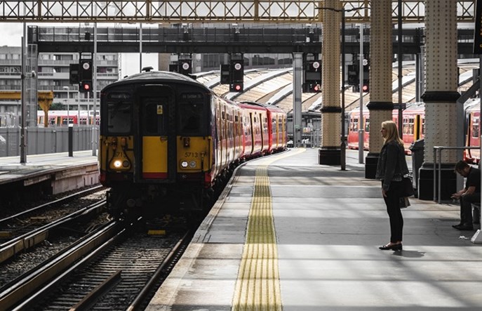 Wykrywanie nieprawidłowości załadunku wagonów oraz pomiar obciążeń w ruchu pociągów – system SMCV