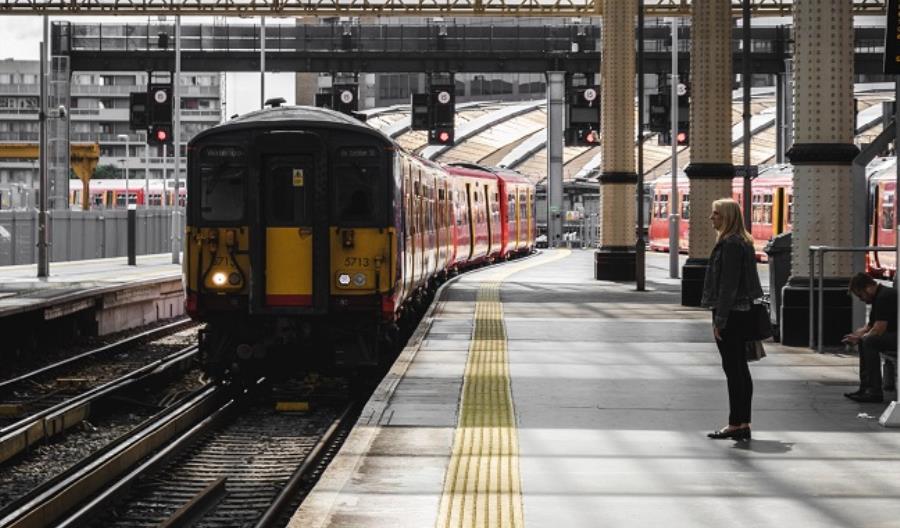 Wykrywanie nieprawidłowości załadunku wagonów oraz pomiar obciążeń w ruchu pociągów – system SMCV