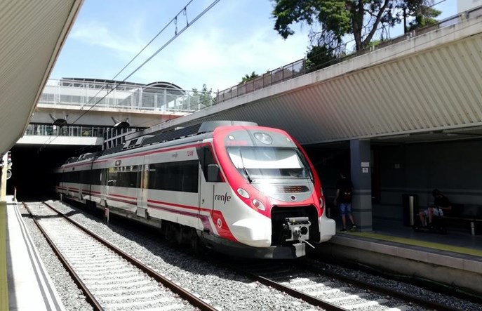 Bezpłatne bilety przyciągają Hiszpanów do pociągów. Rząd przedłuży ofertę