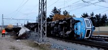 Leżąca na boku lokomotywa zatrzymała ruch na najważniejszej czeskiej magistrali [zdjęcia]