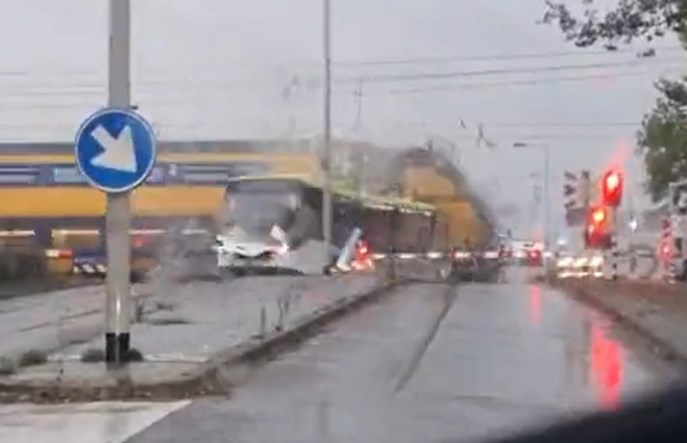 Wypadek w Holandii. Autobus zniszczony w efekcie kolizji z pociągiem [film]