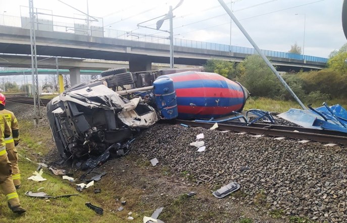 Betoniarka spadła na tory do Portu Gdańsk. Ruch wznowiony [aktualizacja]