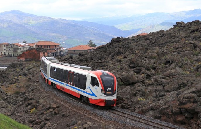 CAF będzie utrzymywał polskie pociągi Newag Vulcano na Sycylii