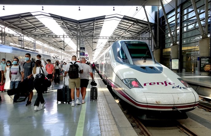 Koleje Hiszpańskie sprzedają bilety na szybkie pociągi na cały 2023 rok