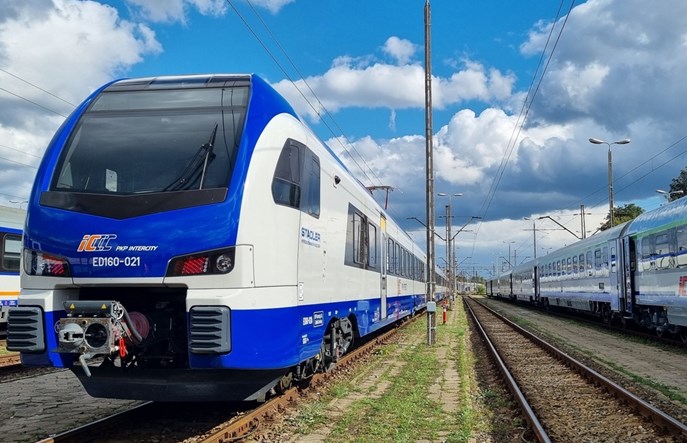 Nowe Flirty PKP Intercity wyjeżdżają na tory