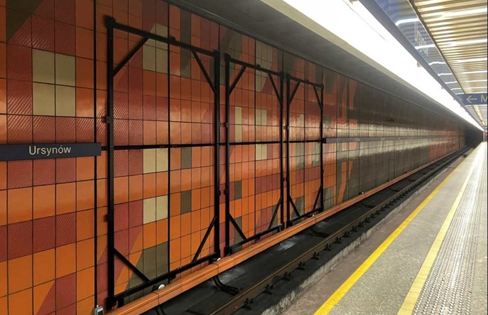 Konserwator zabytków w metrze. Przez reklamy