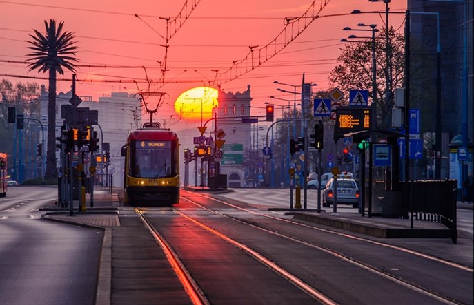 Warszawa: 7 na 10 skrzyżowań z zieloną falą dla tramwajów