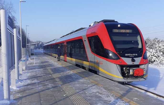 Przystanek Tomaszówek przyjmuje pociągi z Opoczna do Tomaszowa
