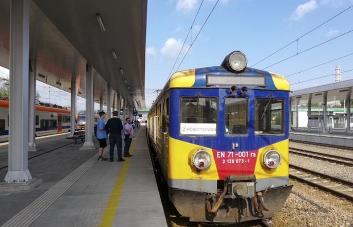 EN71-001 odzyska historyczne, żółto-niebieskie barwy