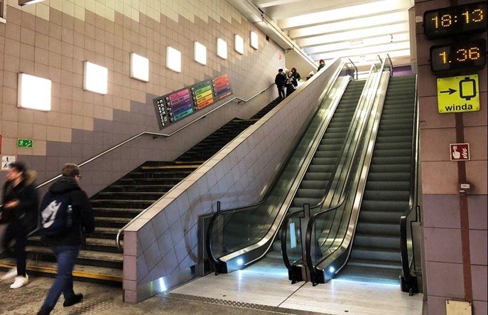 Metro uruchamia pierwsze nowe schody na Politechnice