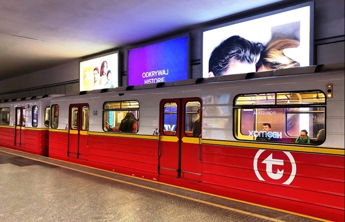 Prezydent Trzaskowski wstrzymuje modernizację reklam w metrze