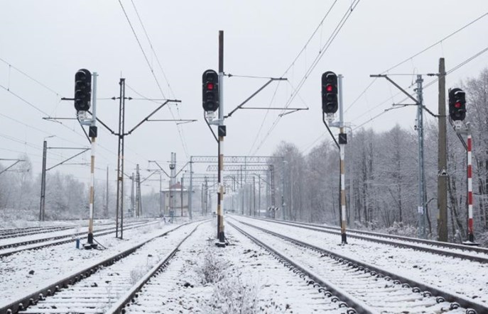 Na Opolszczyźnie szynobus utknął w zaspie, w Wielkopolsce zamarznięta sieć trakcyjna
