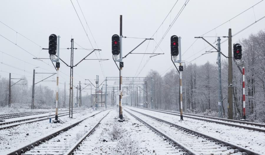 Na Opolszczyźnie szynobus utknął w zaspie, w Wielkopolsce zamarznięta sieć trakcyjna Na Opolszczyźnie szynobus utknął w zaspie, w Wielkopolsce zamarznięta sieć trakcyjna
