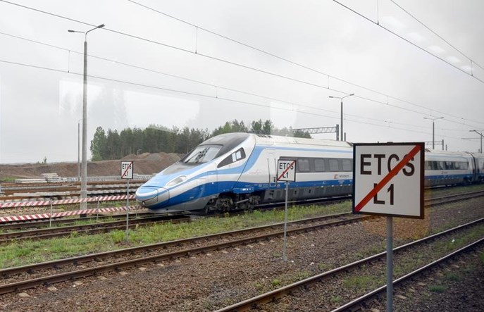 PLK: Są problemy z własnością gruntów na CMK. To opóźnia podniesienie prędkości do 250 km/h