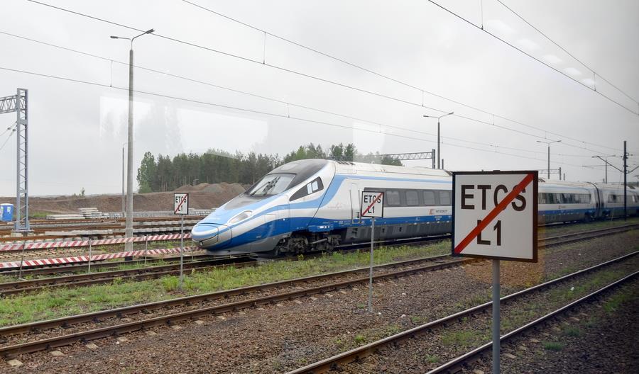 PLK: Są problemy z własnością gruntów na CMK. To opóźnia podniesienie prędkości do 250 km/h PLK: Są problemy z własnością gruntów na CMK. To opóźnia podniesienie prędkości do 250 km/h