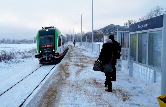 200-metrowy nowy peron w Kleszczelach przyjmuje już autobusy szynowe