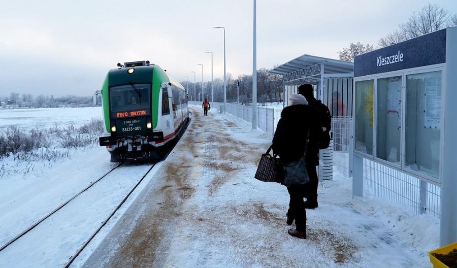 200-metrowy nowy peron w Kleszczelach przyjmuje już autobusy szynowe