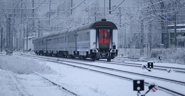 Oblodzona sieć trakcyjna paraliżuje kolej. PKP Intercity odwołuje pociągi (lista)