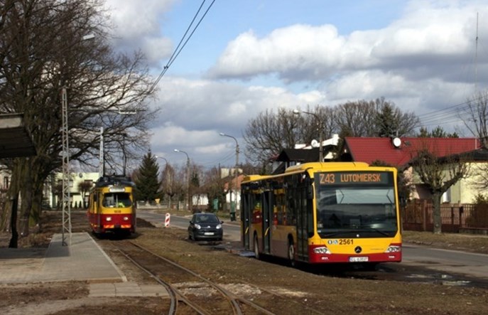Łódź: Autobusy zastępcze do Konstantynowa niepunktualne. „Czekamy na tramwaj” 