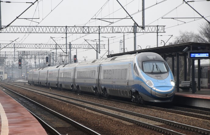 Morawiecki: Domagam się działań oszczędnościowych w spółkach PKP. Bilety stanieją