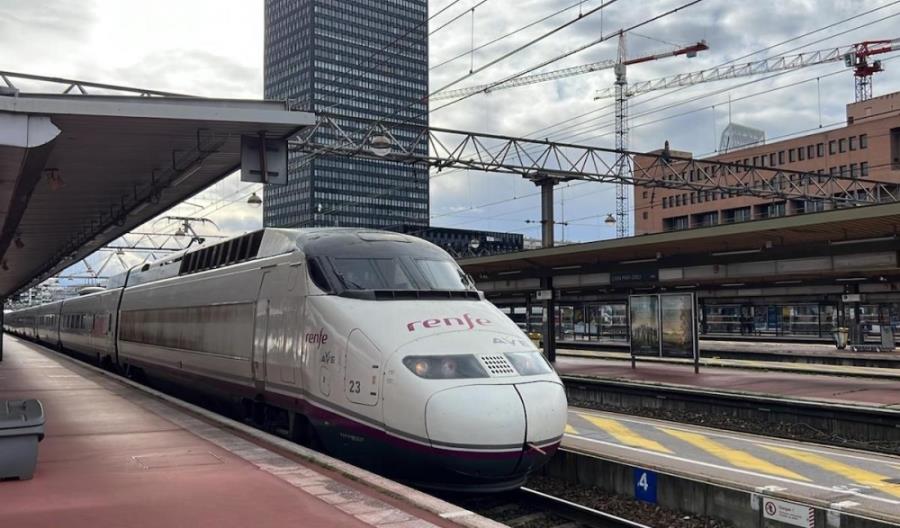 Renfe testuje szybkie pociągi AVE między Hiszpanią a Francją Renfe testuje szybkie pociągi AVE między Hiszpanią a Francją