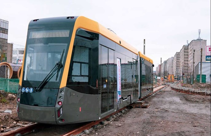 Rumunia: Do Reșițy dotarł pierwszy nowy tramwaj