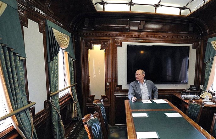 Putin zamiast latać, jeździ opancerzonym pociągiem 