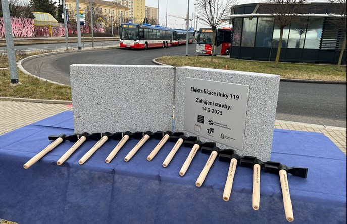Praga rozpoczyna elektryfikację linii do lotniska dla dwuprzegubowch trolejbusów
