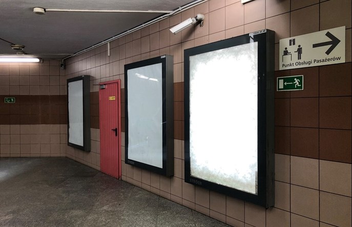 Stroer grozi pozwem ws. reklam w metrze. Trzaskowski: Decyzje powinny być transparentne