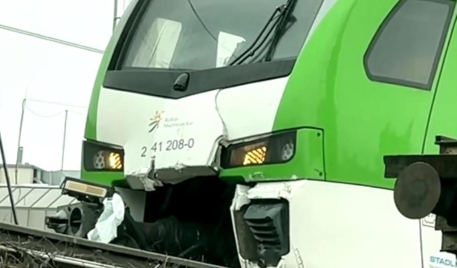 Lokomotywa PKP Intercity najechała na pociąg Kolei Mazowieckich [film]