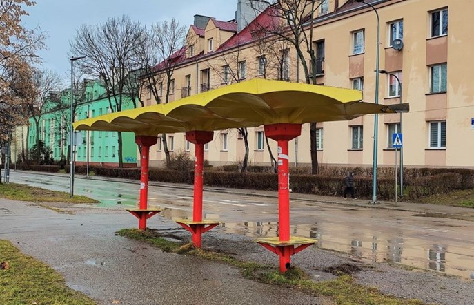 Co z charakterystyczną wiatą przystankową z D. Górniczej?