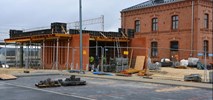 Trwa budowa letniej poczekalni na stacji Dąbrowa Górnicza