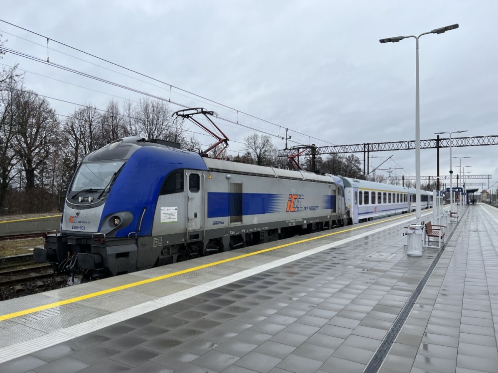 Pociąg PKP Ic na "zmodernizowanej" stacji w Sulechowie