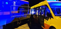 Miejski autobus wjechał pod lokomotywę PKP Intercity [zdjęcia]