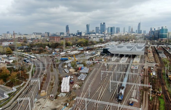 Warszawa. Kolejny pociąg pasażerski skierowany na niewłaściwy tor [oświadczenie PLK]