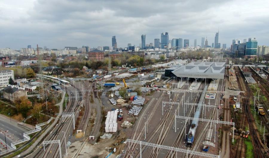 Warszawa. Kolejny pociąg pasażerski skierowany na niewłaściwy tor [oświadczenie PLK]