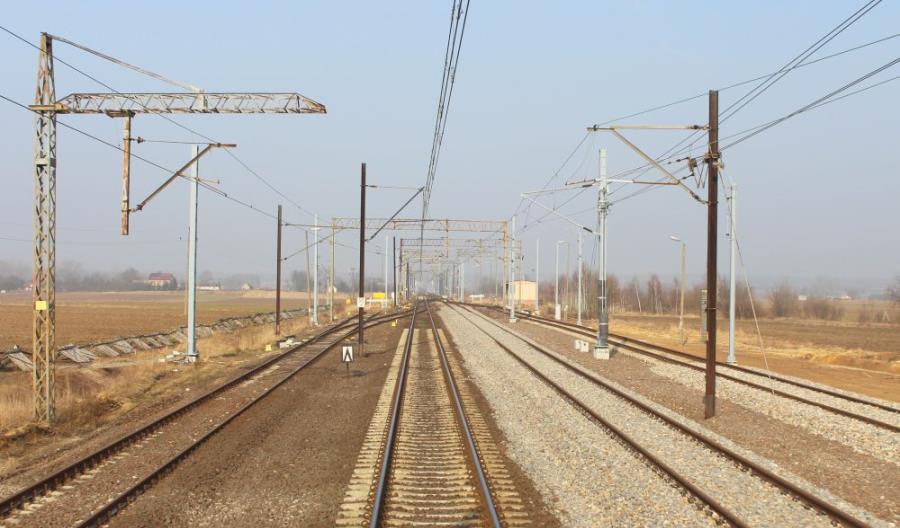 Trwa modernizacja CMK. Ograniczenie prędkości i jeden tor Trwa modernizacja CMK. Ograniczenie prędkości i jeden tor